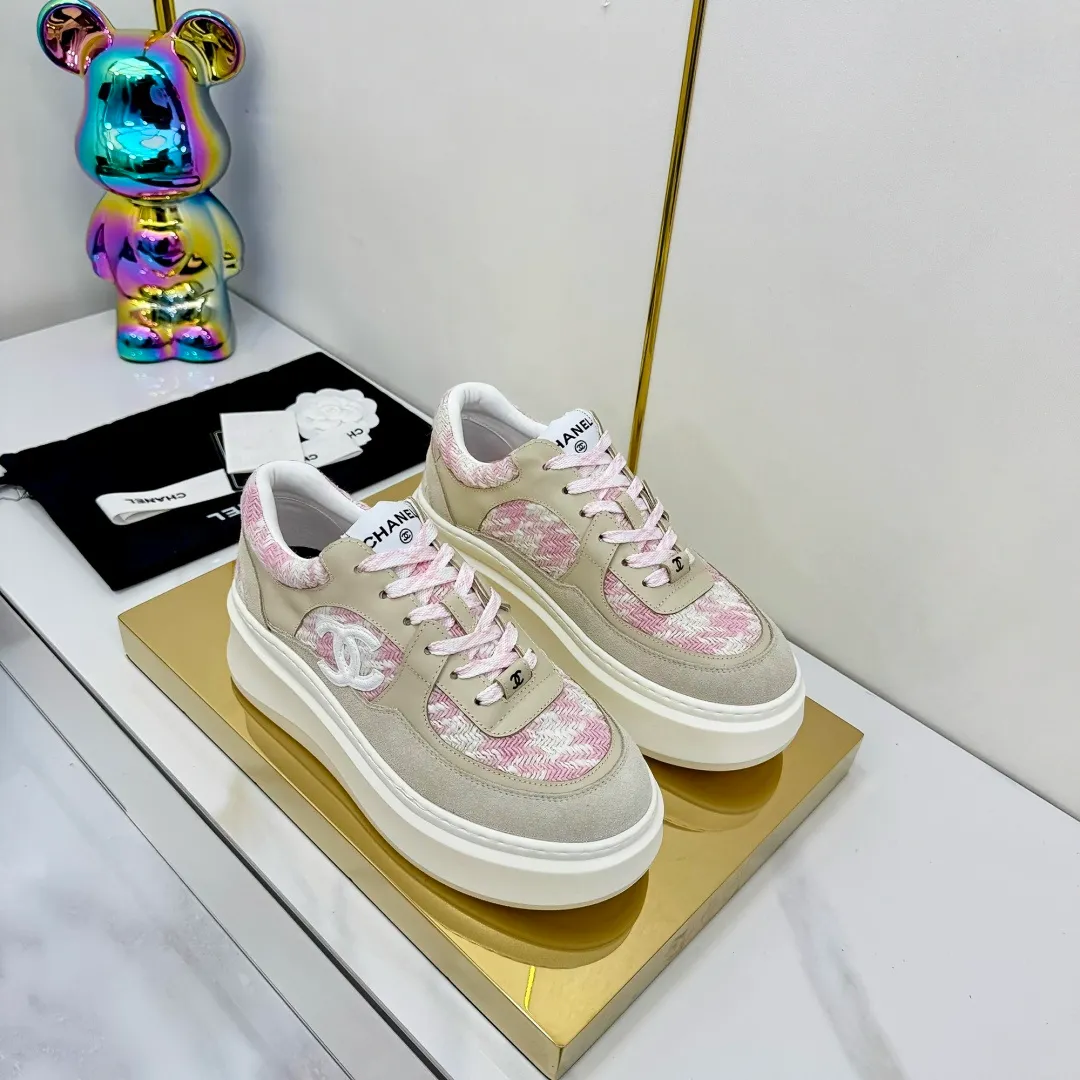 👟👟Ex-factory price 600👟👟 Upgraded version, upgraded version, upgraded version! No rebuttal accepted! ! ! ! Chanel Chanel panda shoes! 2025 counter's top casual sports shoes. This classic design; the upper is electro-embroidered with a variety of techniques; the outsole is fashionable and sporty; the unusual inclusion of a variety of color matching elements... The diversified mix and match is very good-looking and versatile, and can be used for leisure, fashion, sports, and outdoor... ꫛꫀꪝ Go➫ Materials: ❶Upper made of: original imported first-layer silk cowhide + original waterproof cloth + original first-layer cowhide ❷Inner lining: Original Yangli+Net ❸Outsole based on: Original TPU combination outsole Counter boutique packaging complete set for women 35–41 👉 👉 👉 👉 👉